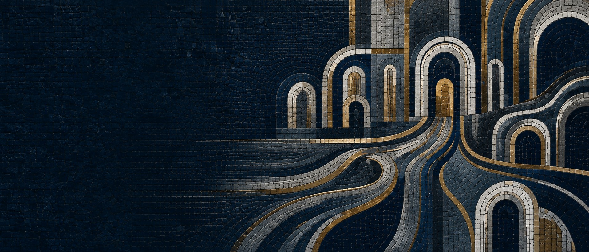 Mosaïque bleu profond et doré : des chemins se rejoignent et passent sous une suite d’arches, image des parcours de recrutement international.