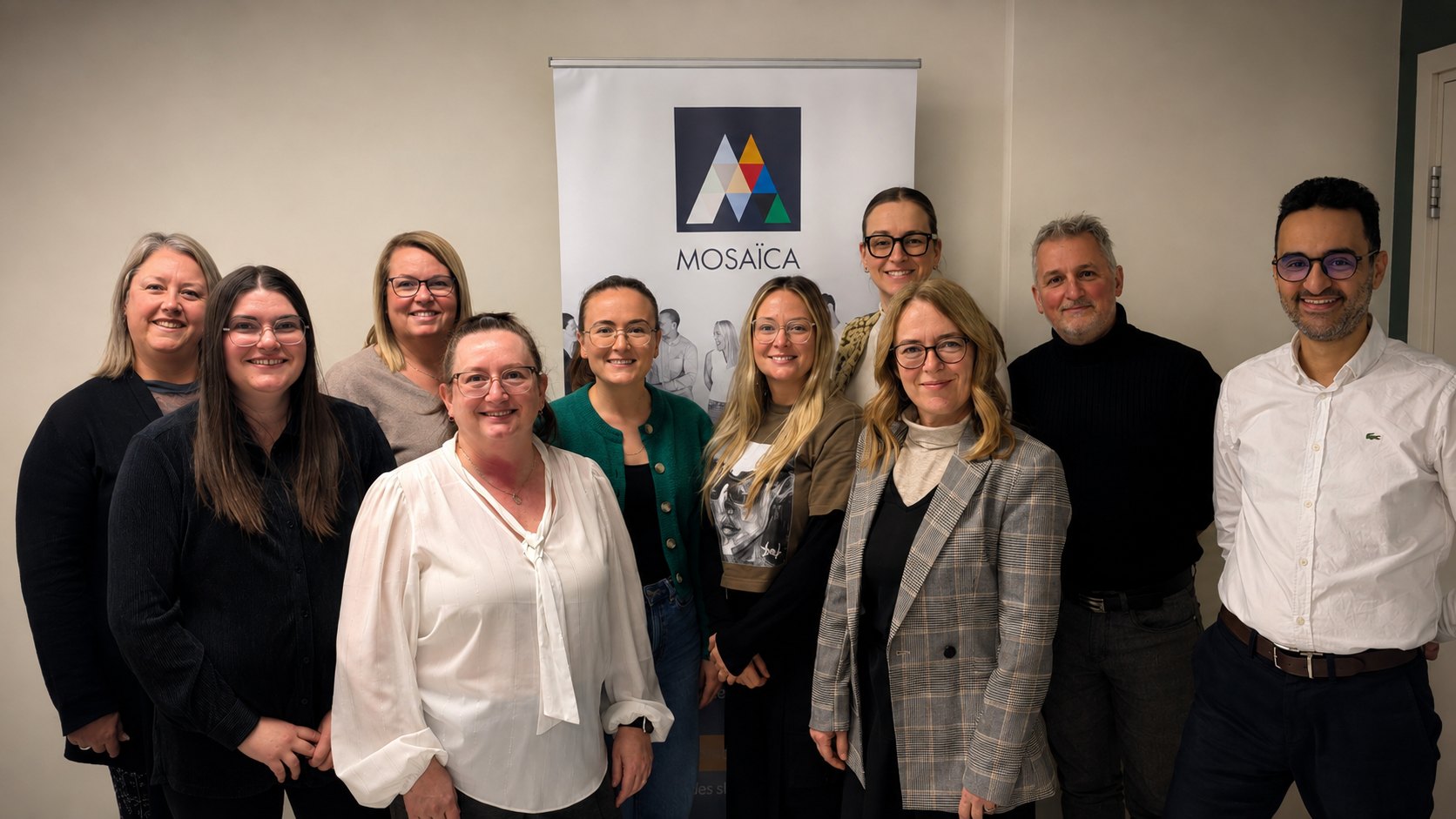 Participants réunis dans une activité de formation animée en groupe.