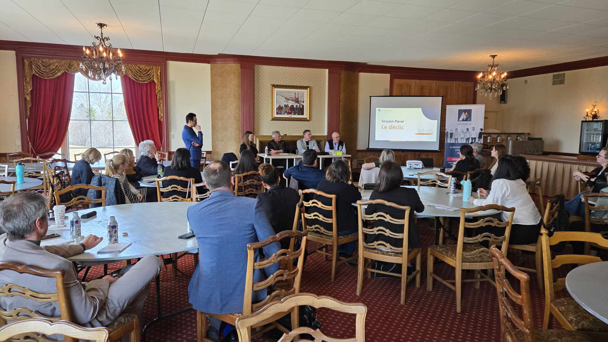 Une session panel intitulée « Le déclic » réunissant des décideurs et des gestionnaires assis autour de tables de discussion.