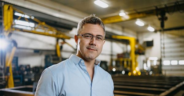 Martin Lépine, debout dans un atelier industriel du Groupe Industriel AMI