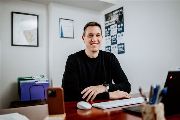 Mathieu Ouimette-Brochu, à son poste de travail dans les bureaux de Mosaïca Conseils
