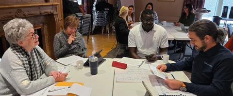 Une salle de formation Mosaïca réunie autour d’une même situation de gestion.