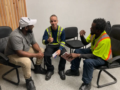 Un groupe de participants en atelier, attentifs à une même démonstration.
