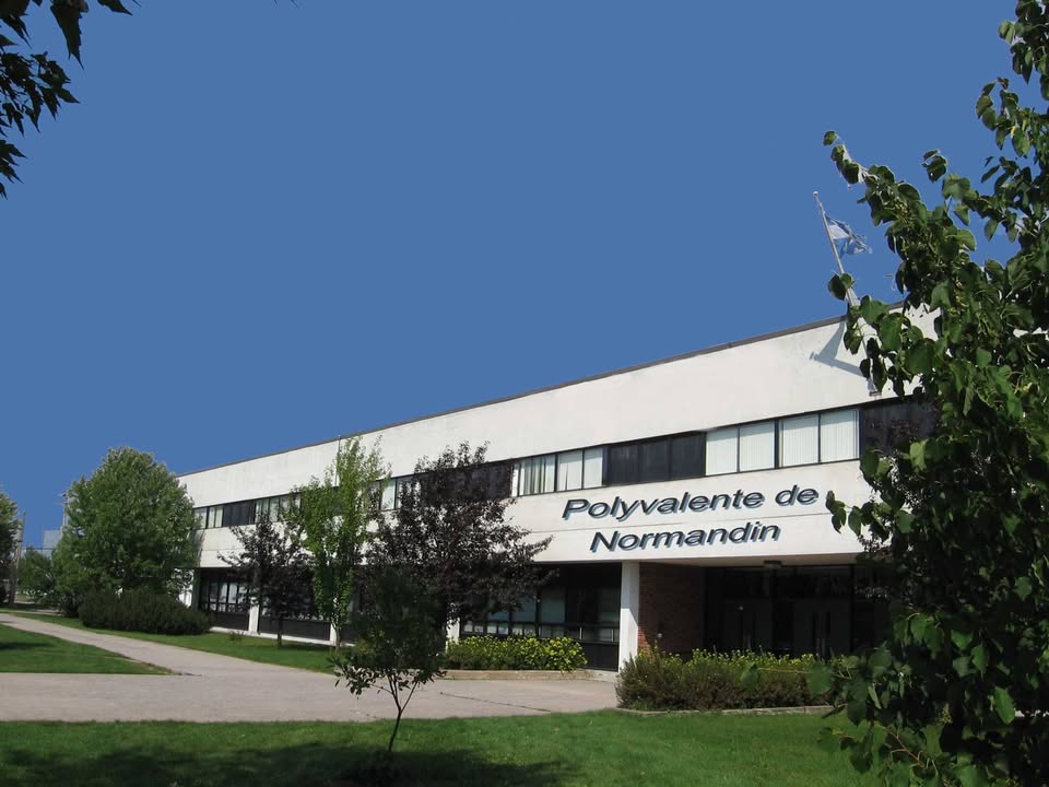 Façade de la Polyvalente de Normandin