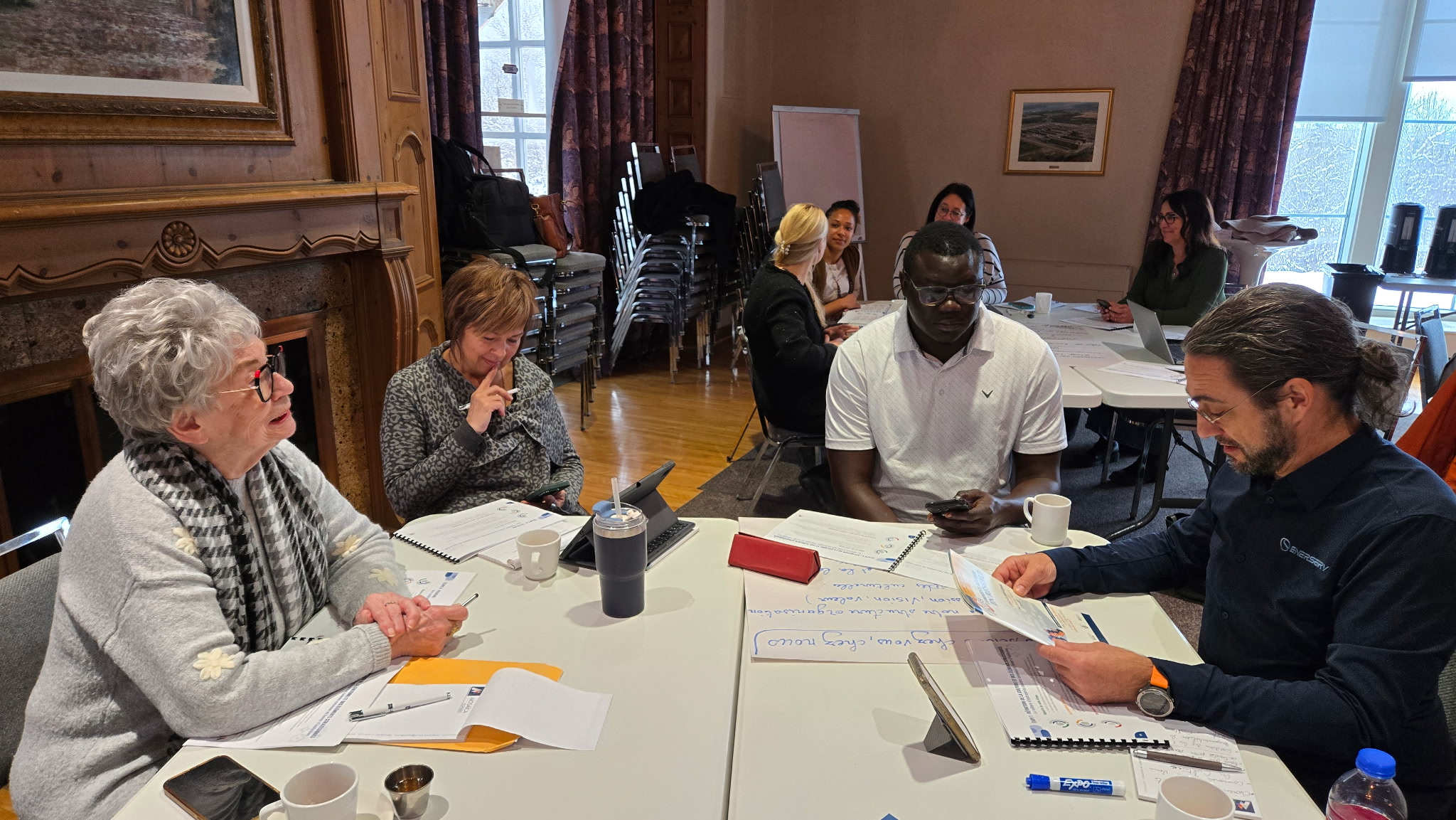 Participants de générations et d'horizons différents échangeant autour d'une même table