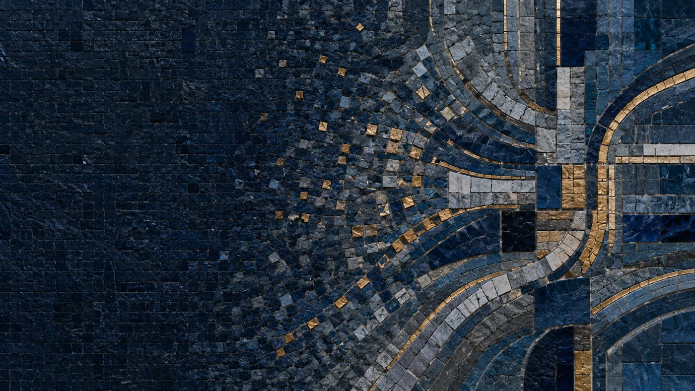 Mosaïque Confluence : des fragments de tesselles bleu nuit et dorées qui convergent vers une structure commune.